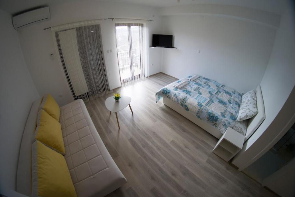 Apartmani Ivkovic+ トレビニエ エクステリア 写真
